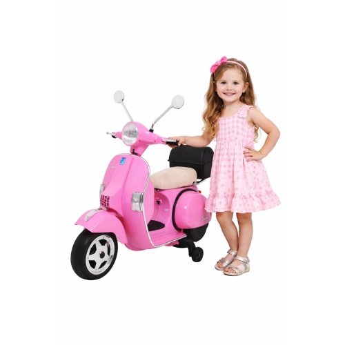 Różowy motorek elektryczny Vespa dla dzieci – dziewczynka stojąca obok pojazdu